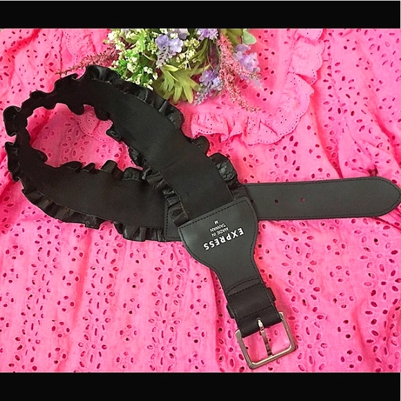 🌺🖤Express Black Ruffled Wide Stretch Belt (M/32 1/2”)🖤🌺 - Picture 4 of 5